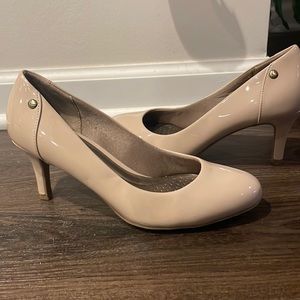 LIFESTRIDE PARIGI PUMP. Wore only once (Prom) Couple of scratches.